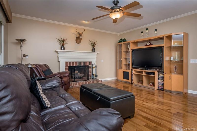 100 Whitefriars Ln #44, Matthews, NC 28105