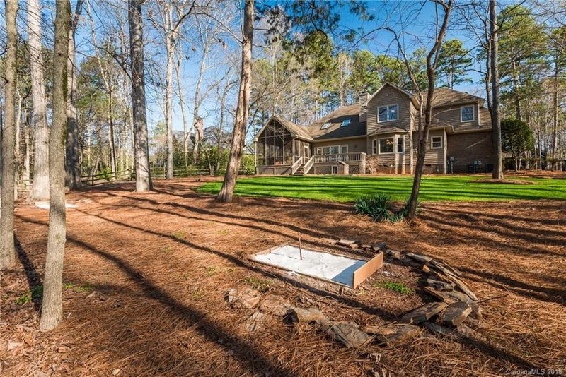 19601 Callaway Hills Ln, Davidson, NC 28036