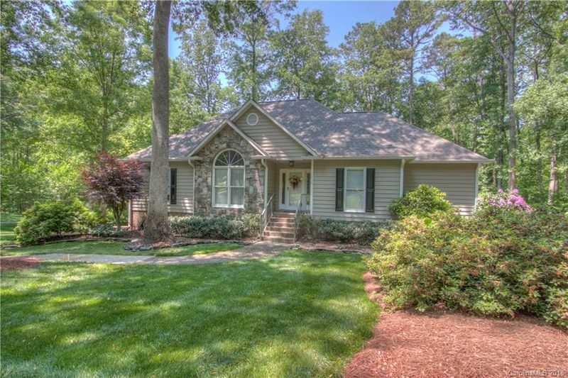 2833 Wimbledon Dr, Gastonia, NC 28056