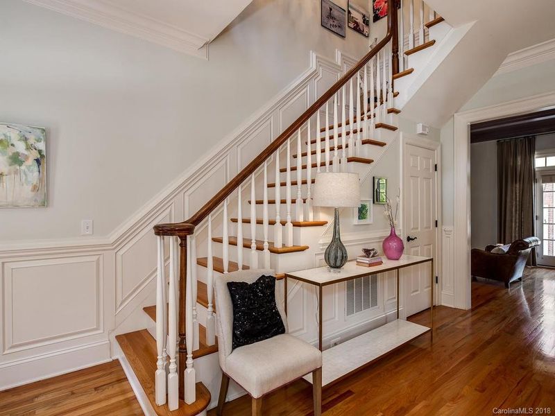 1144 S Kings Dr, Charlotte, NC 28207