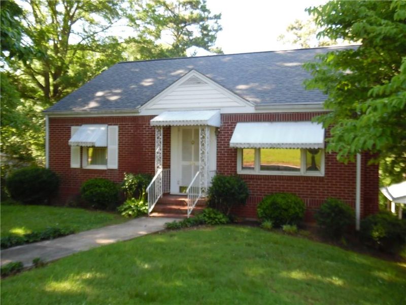 214 E J St E, Newton, NC 28658