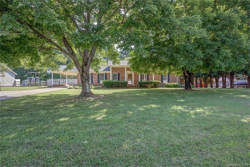 4425 Hickory Grove Rd, Mount Holly, NC 28120