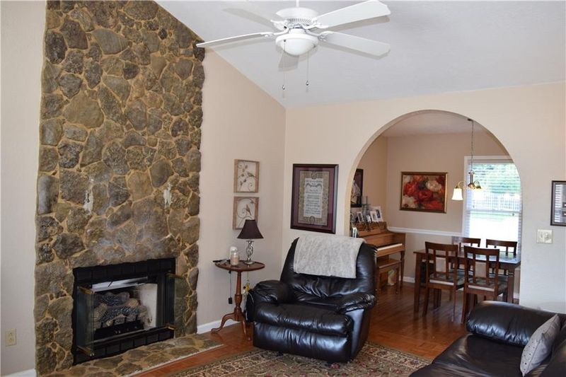 1148 Mulberry Ln, Hickory, NC 28602