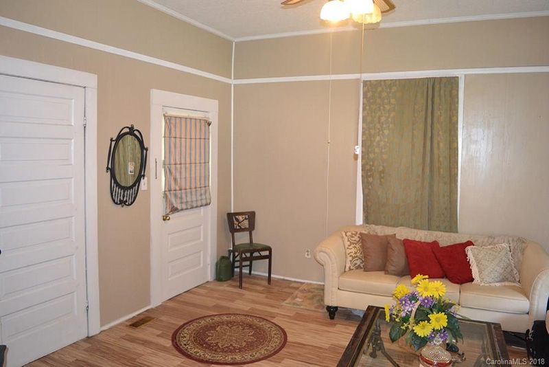 68 14th St, Hickory, NC 28602