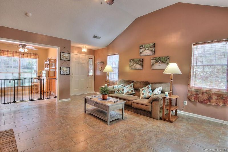 2807 Chalgrove Ln, Charlotte, NC 28216