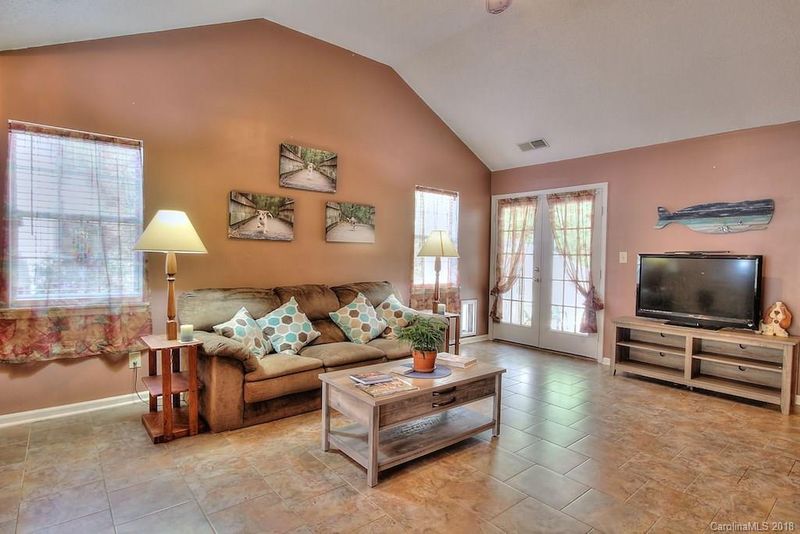 2807 Chalgrove Ln, Charlotte, NC 28216