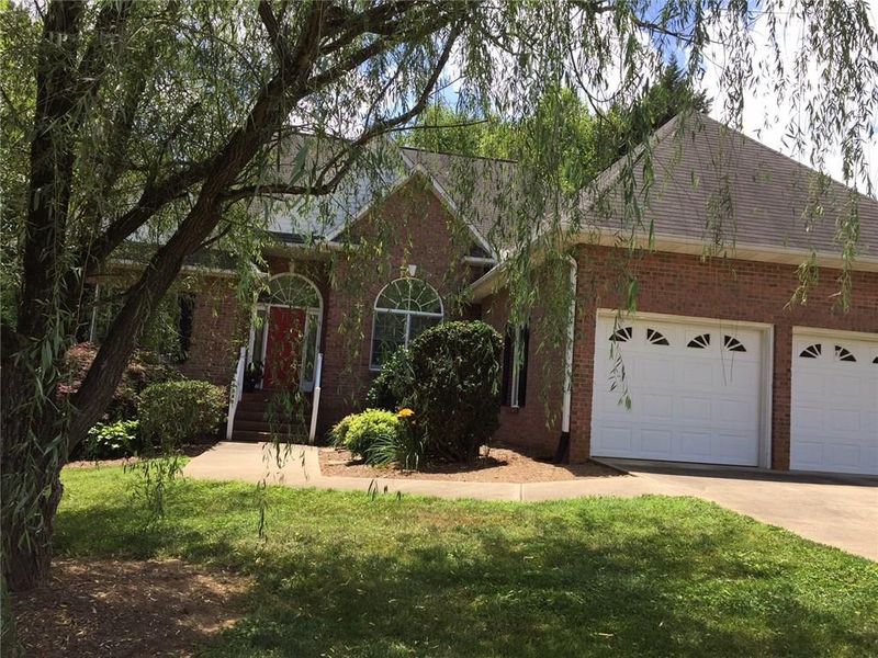 1048 35th Avenue Ln NE, Hickory, NC 28601