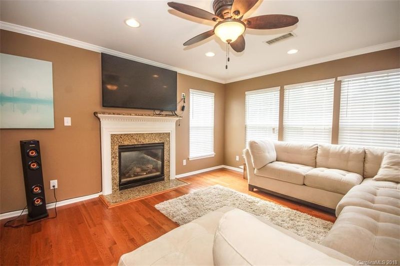 8517 Farnsworth Ln, Charlotte, NC 28215