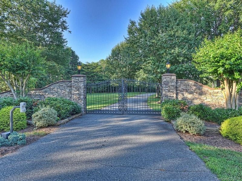 8556 Dog Leg Rd, Sherrills Ford, NC 28673