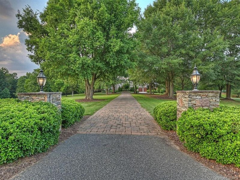 8556 Dog Leg Rd, Sherrills Ford, NC 28673