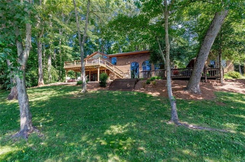 4610 N Center St, Hickory, NC 28601