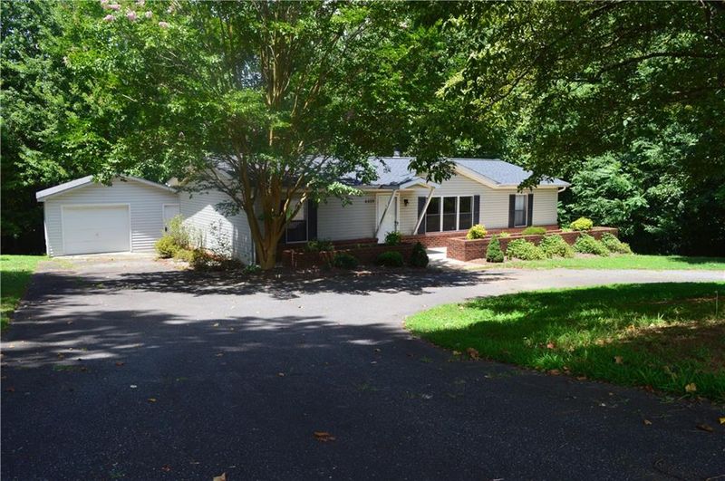 4489 Lakehill Dr, Catawba, NC 28609