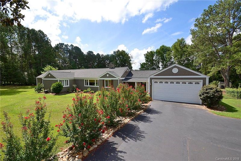 701 Chestnut Ln, Matthews, NC 28104