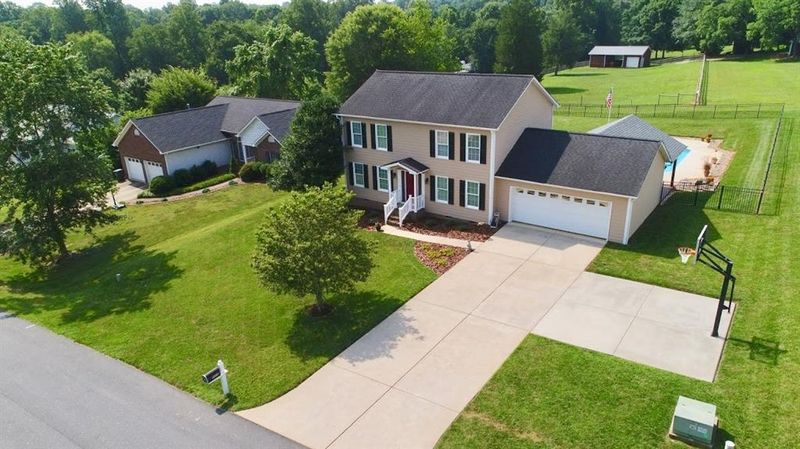1018 35th Avenue Ln NE, Hickory, NC 28601
