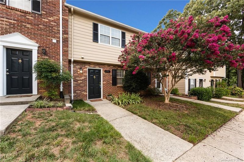 6106 Heath Ridge Ct E, Charlotte, NC 28210