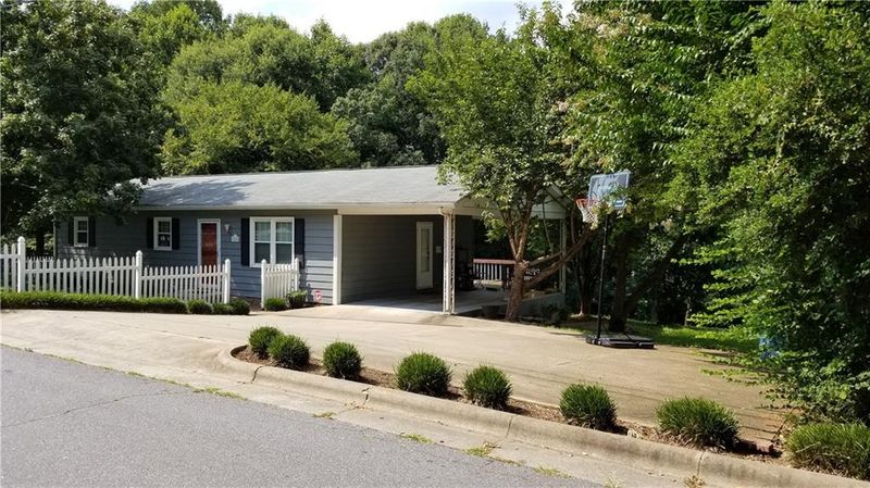 1423 15th Ave NE, Hickory, NC 28601