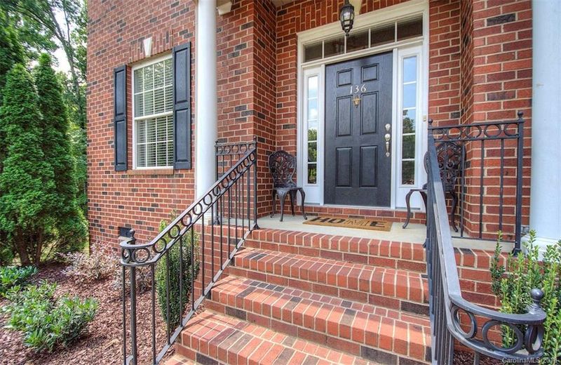 136 Dunraven Ct, Matthews, NC 28104