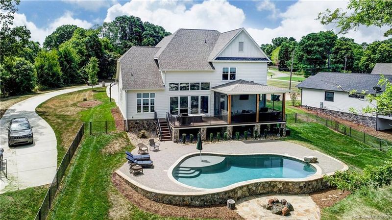 16031 Sunset Dr, Huntersville, NC 28078