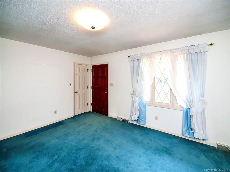 6100 Lake Forest Rd E, Charlotte, NC 28227