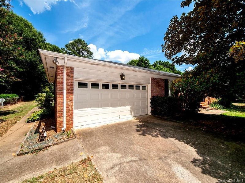 6100 Lake Forest Rd E, Charlotte, NC 28227