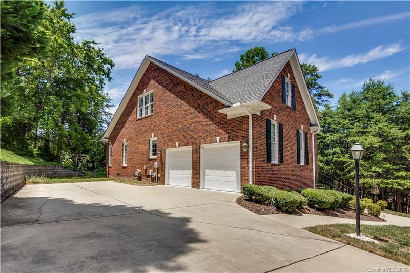 16400 Riverpointe Dr, Charlotte, NC 28278