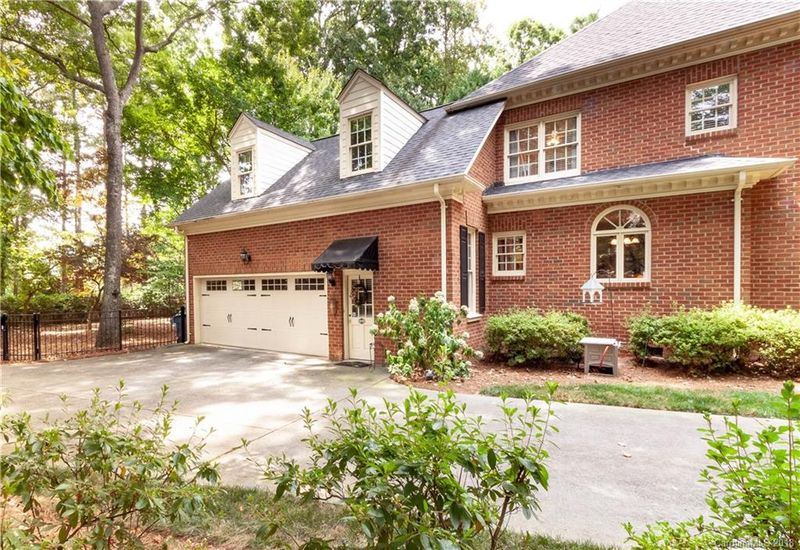 9334 Sardis Glen Dr, Matthews, NC 28105