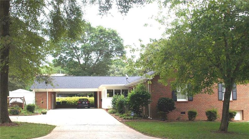 650 12th Ave NW, Hickory, NC 28601