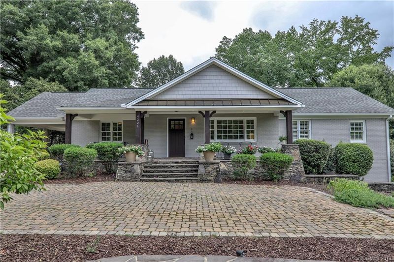 4221 Woodlark Ln, Charlotte, NC 28211