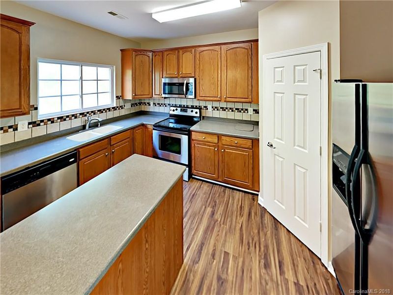 10046 Treeside Ln, Matthews, NC 28105