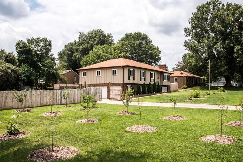 990 37th Ave NE, Hickory, NC 28601