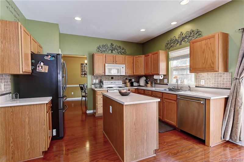 8718 Huntland Ct, Charlotte, NC 28277