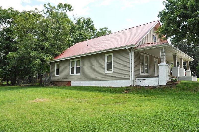 123 4th St SE, Hickory, NC 28602