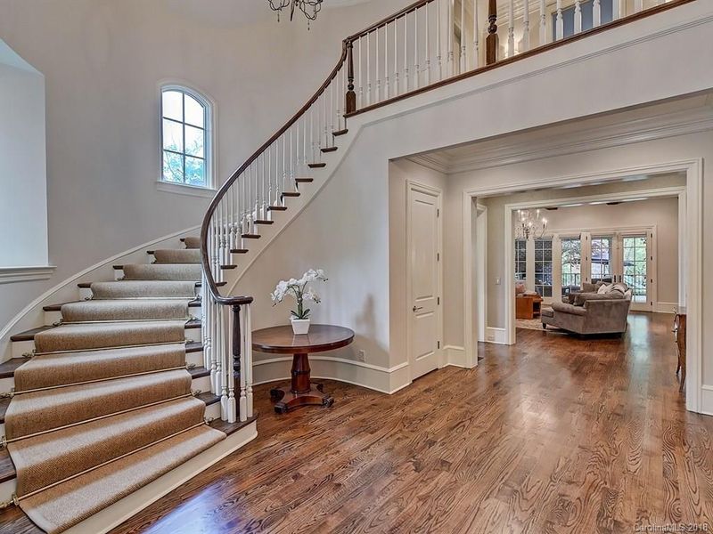 828 Huntington Park Dr, Charlotte, NC 28211