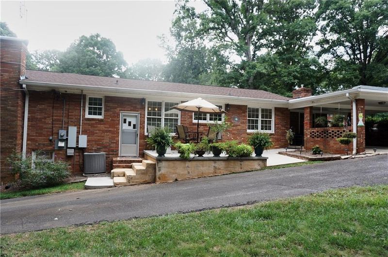 702 2nd Avenue Pl NE, Conover, NC 28613