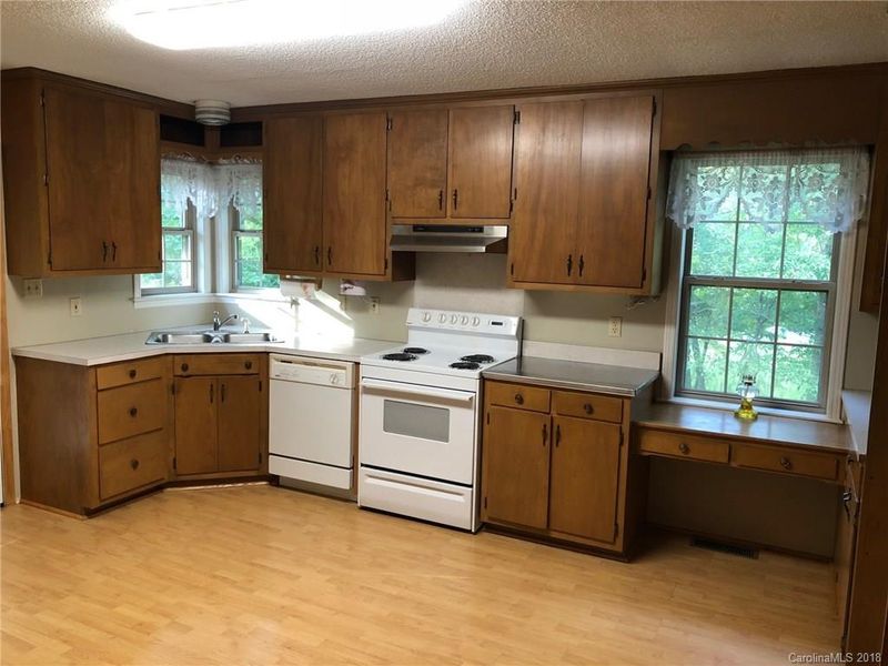 4085 Plateau Rd, Newton, NC 28658