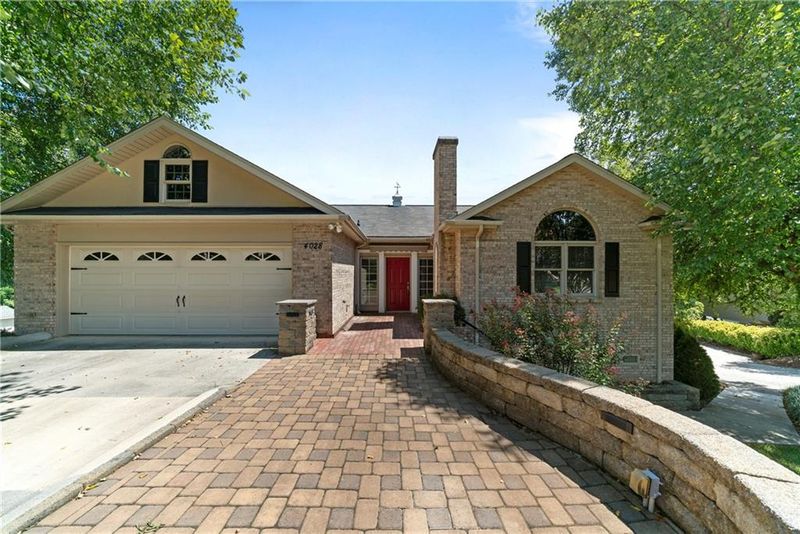 4028 6th St NW, Hickory, NC 28601