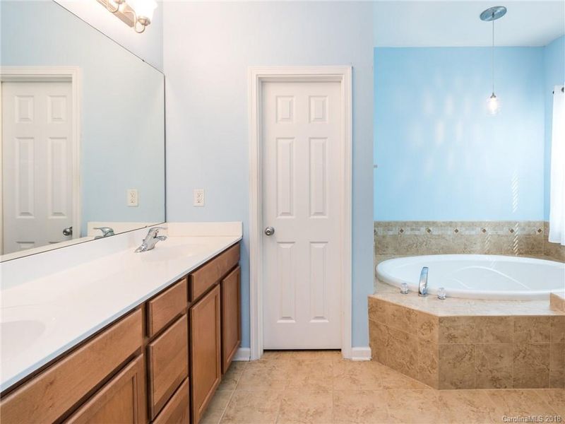 9329 Lenox Pointe Dr, Charlotte, NC 28273