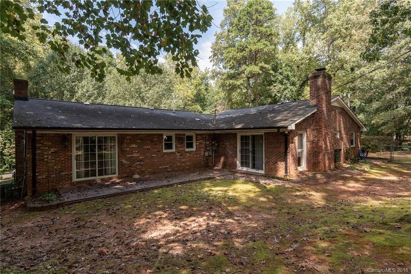 1055 Timberlane Dr, Lincolnton, NC 28092