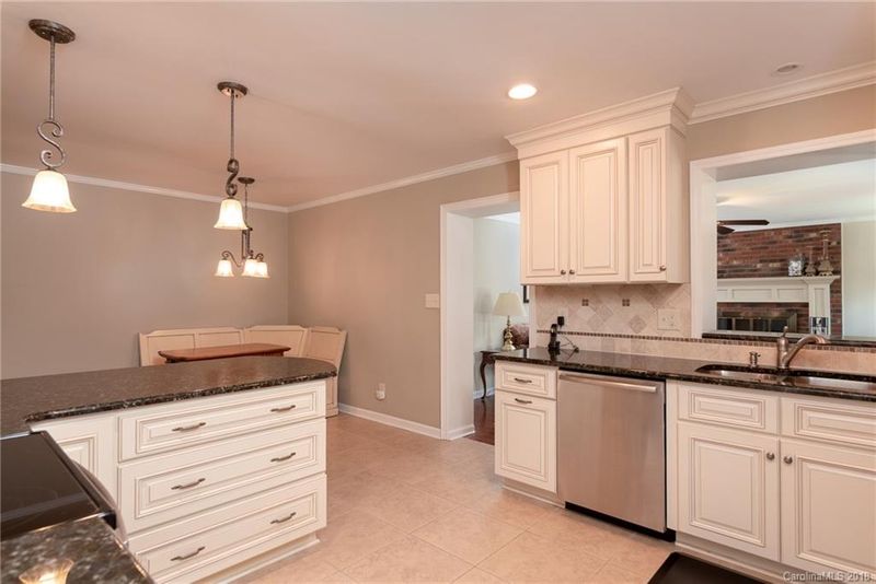 734 Twin Oaks Rd, Davidson, NC 28036
