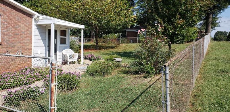 204 W 20 1/2 St, Newton, NC 28658