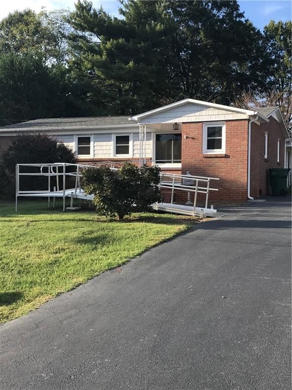 204 W 20 1/2 St, Newton, NC 28658