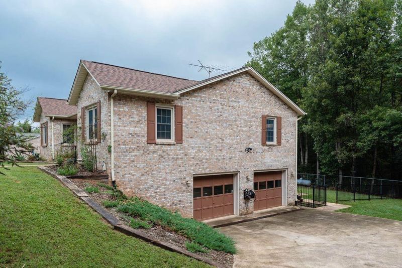 1358 Billings Dr, Hickory, NC 28602
