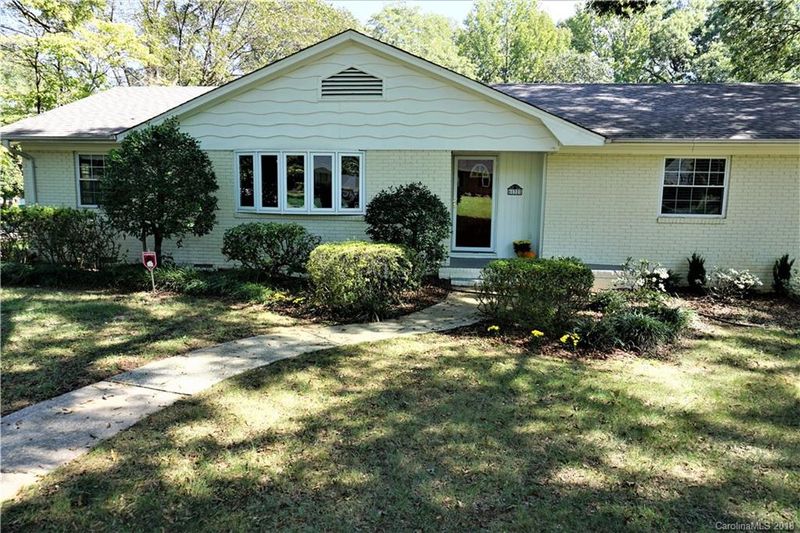 6132 Lake Forest Rd E, Charlotte, NC 28227