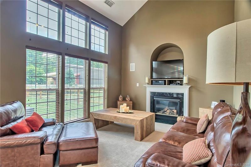 9601 Autumn Applause Dr, Charlotte, NC 28277