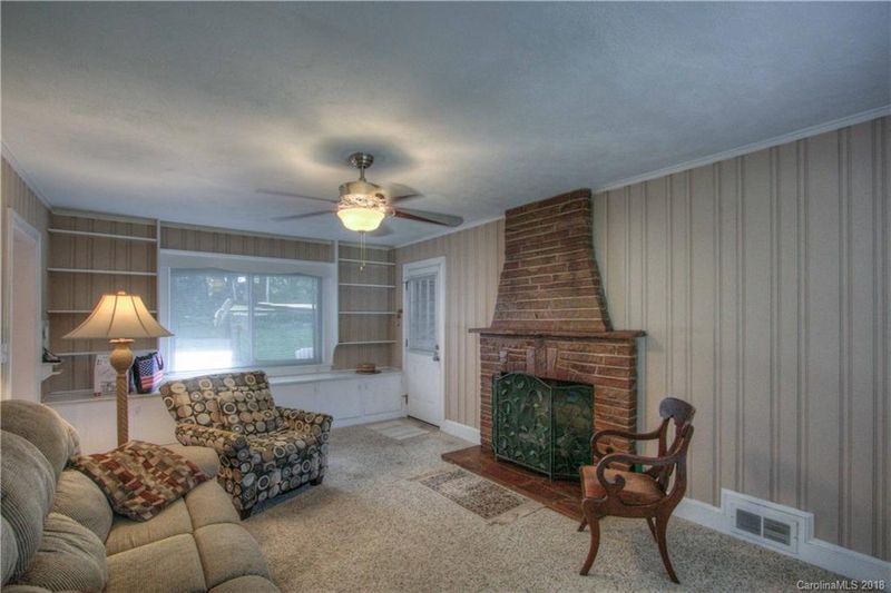 107 Sunset Dr, Mount Holly, NC 28120
