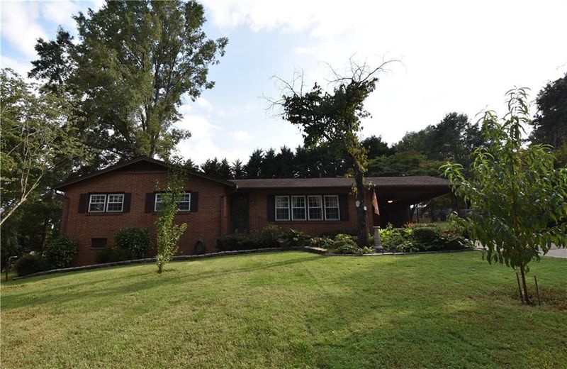 417 E K St, Newton, NC 28658