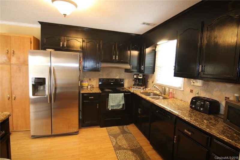 611 Tryon Pl, Gastonia, NC 28054
