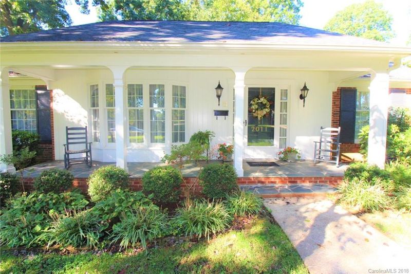 2011 Saratoga Dr, Gastonia, NC 28056