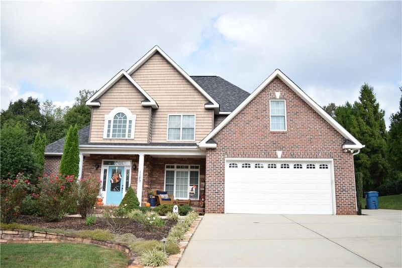 1189 Waterford Dr, Hickory, NC 28602