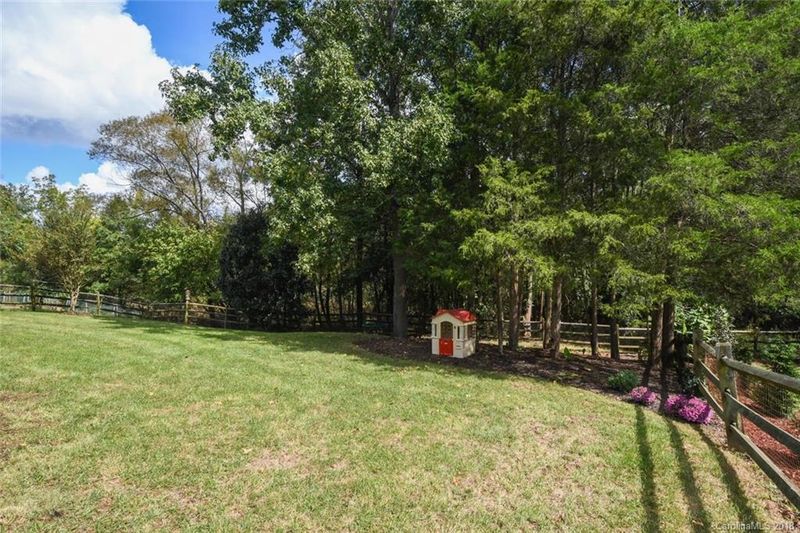 10915 Valley Spring Dr, Charlotte, NC 28277